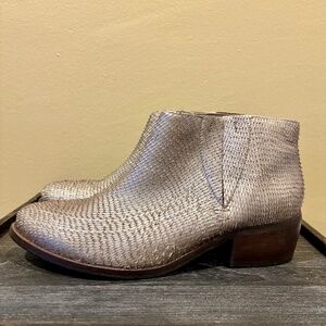 Matisse Ankle Boot- Style: Brooke- Size 9.5- Tan/Silver- textured leather upper